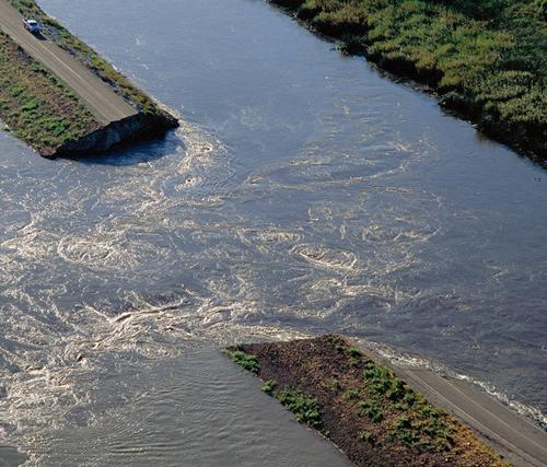 This photo, 由加州水资源部提供, 描绘了萨克拉门托-圣华金三角洲最近的一次决口.